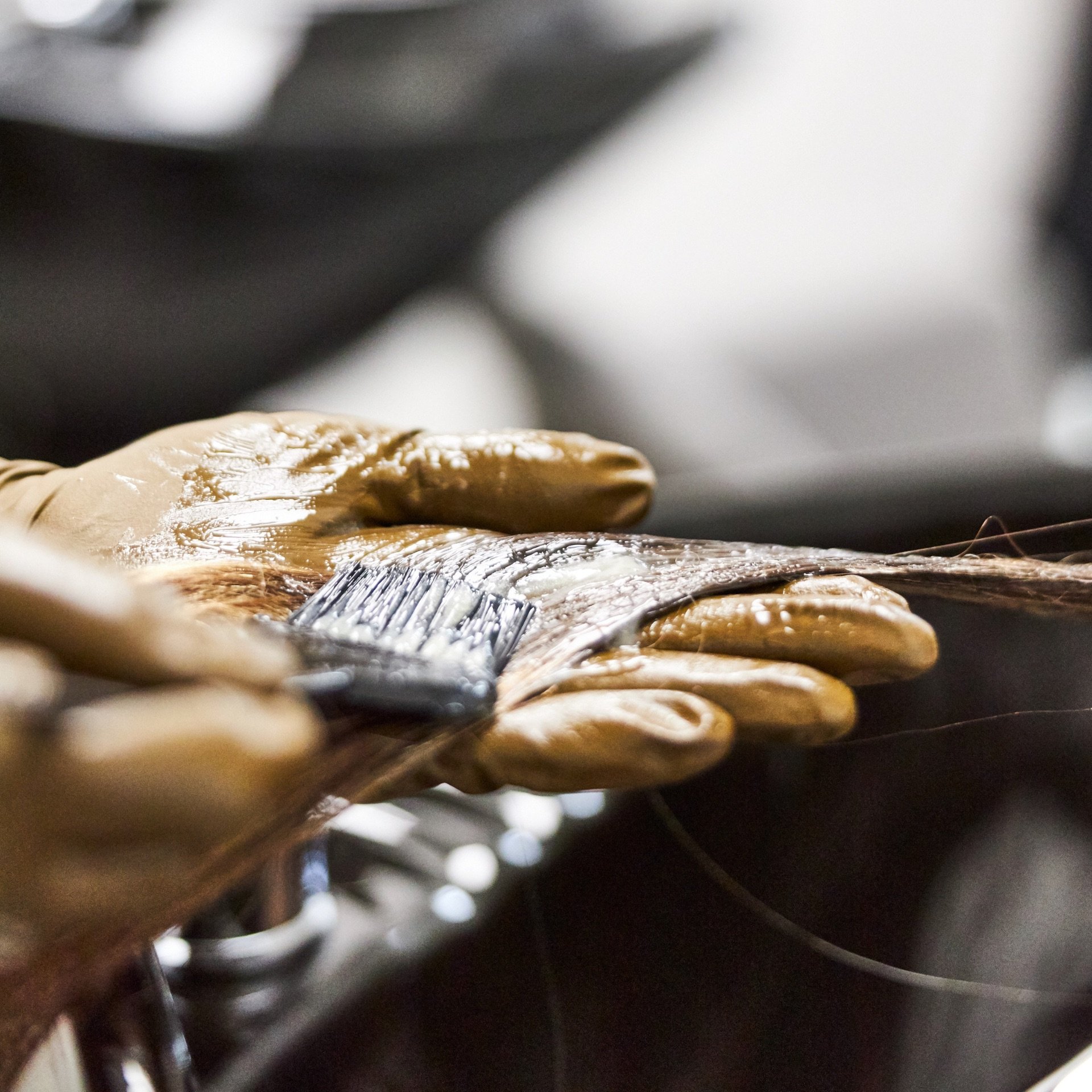 Haarfärbemittel wird mit einem spziellen Pinsel auf die Haare aufgetragen.